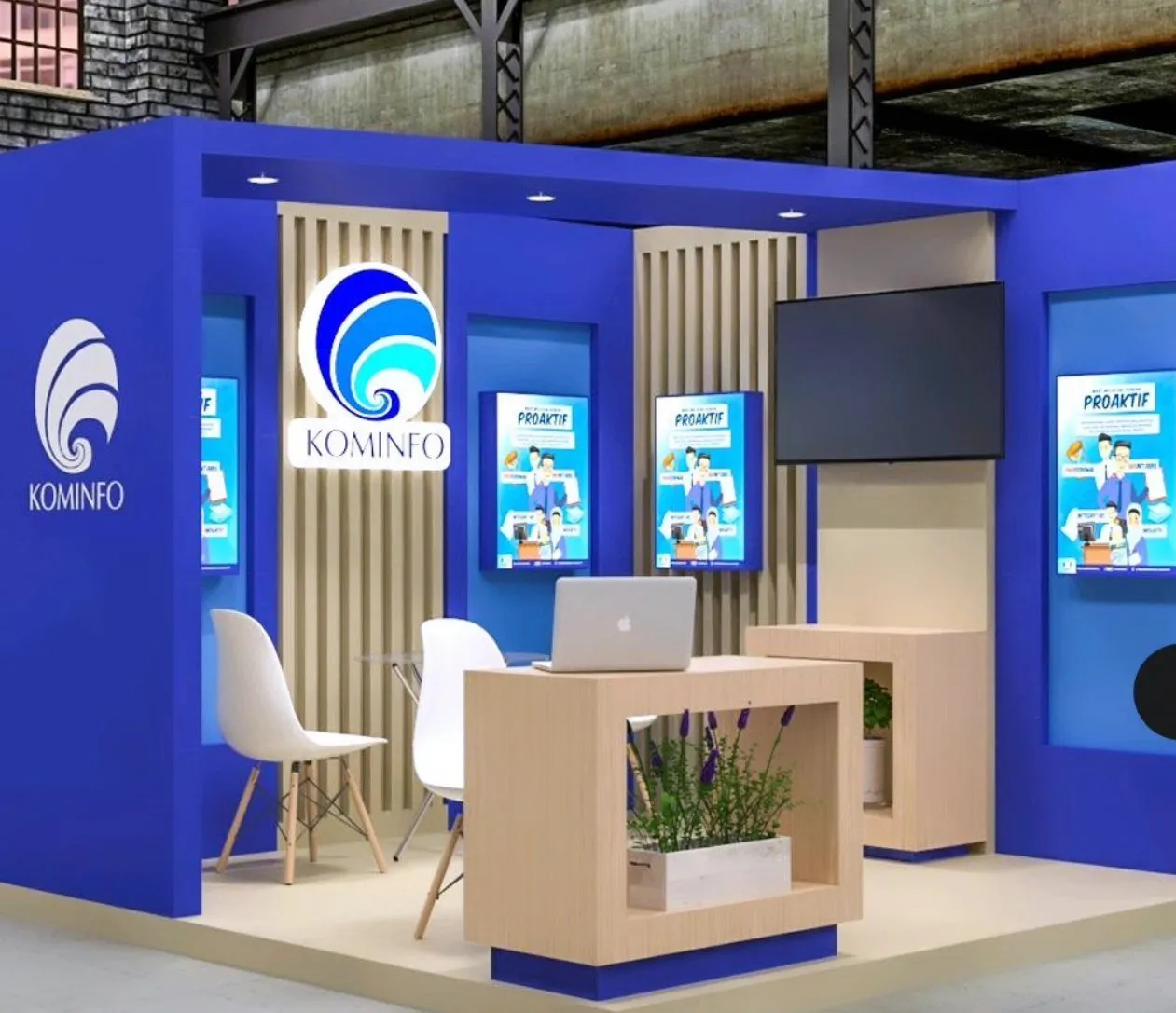 Booth pameran Kominfo dua sisi dengan panel biru, sekat kayu vertikal, dan layar display
