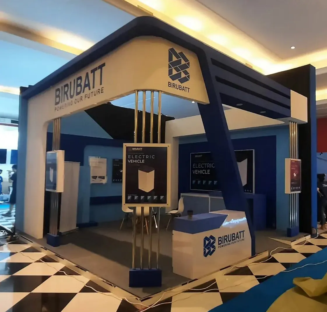 Booth pameran BIRUBATT dengan kanopi dan tiang penyangga