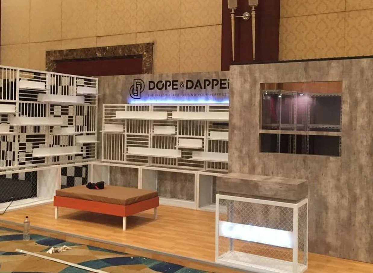 Interior toko DOPE & DAPPER dengan rak dinding dan aksen beton