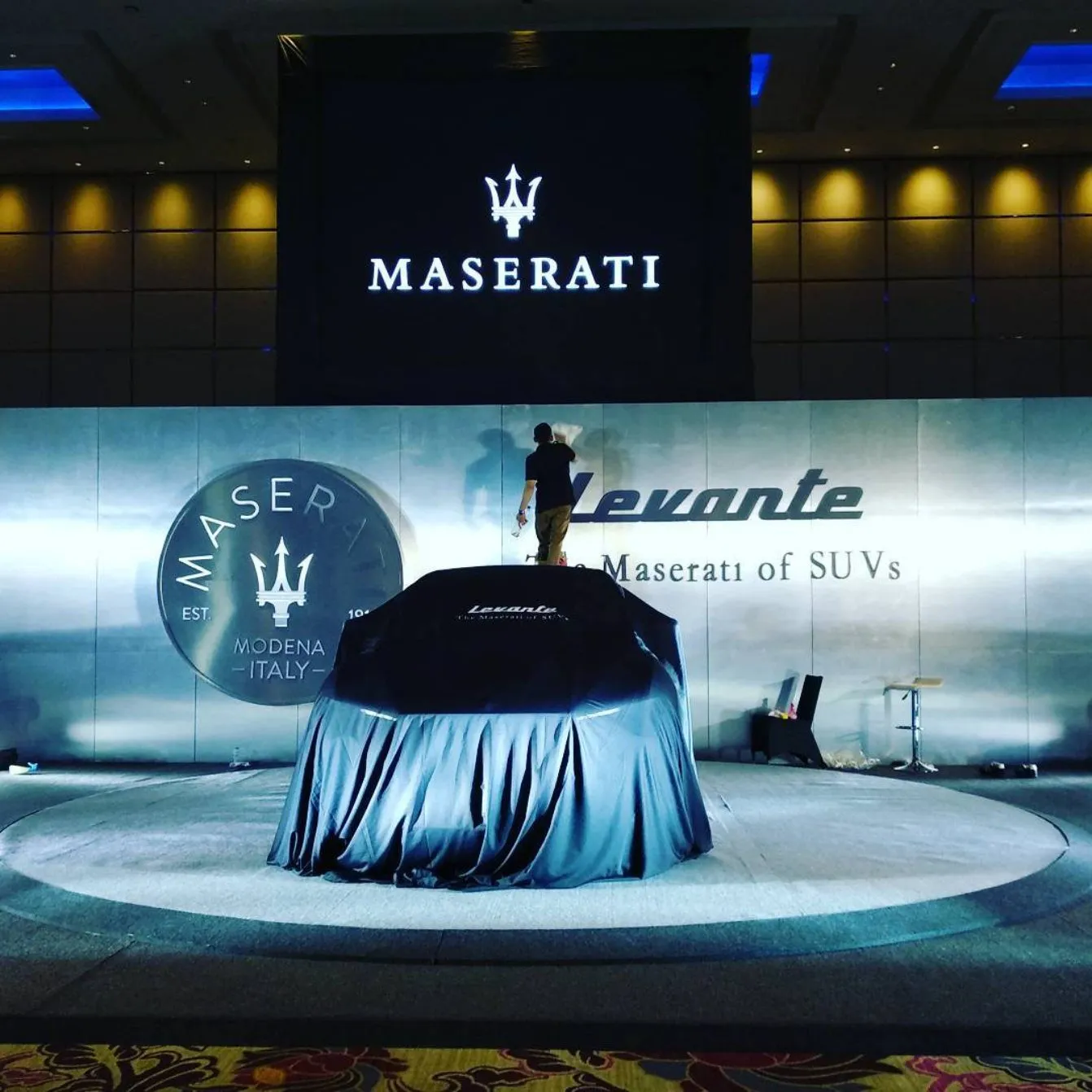 Panggung peluncuran Maserati Levante dengan backdrop metalik